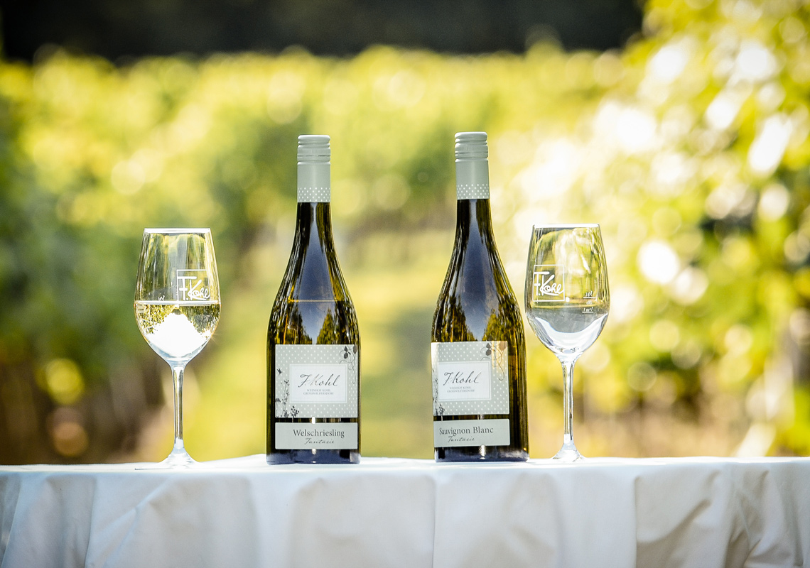 Weißweine auf Tisch präsentiert - im Online Shop erhältlich