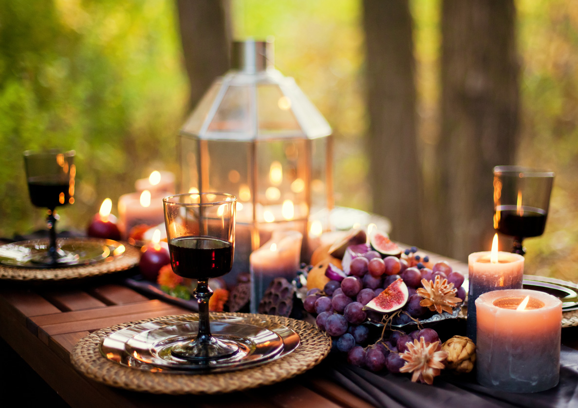 Herbstlich gedeckter Tisch, Weingläser gefüllt mit Rotwein